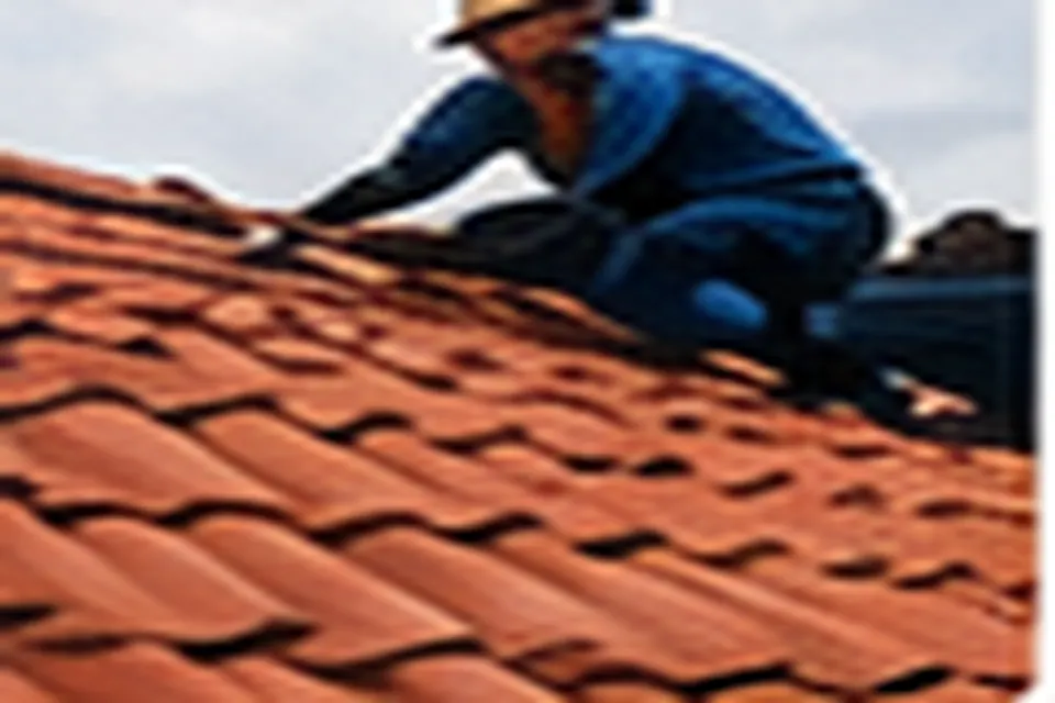Couvreur travaillant sur une toiture